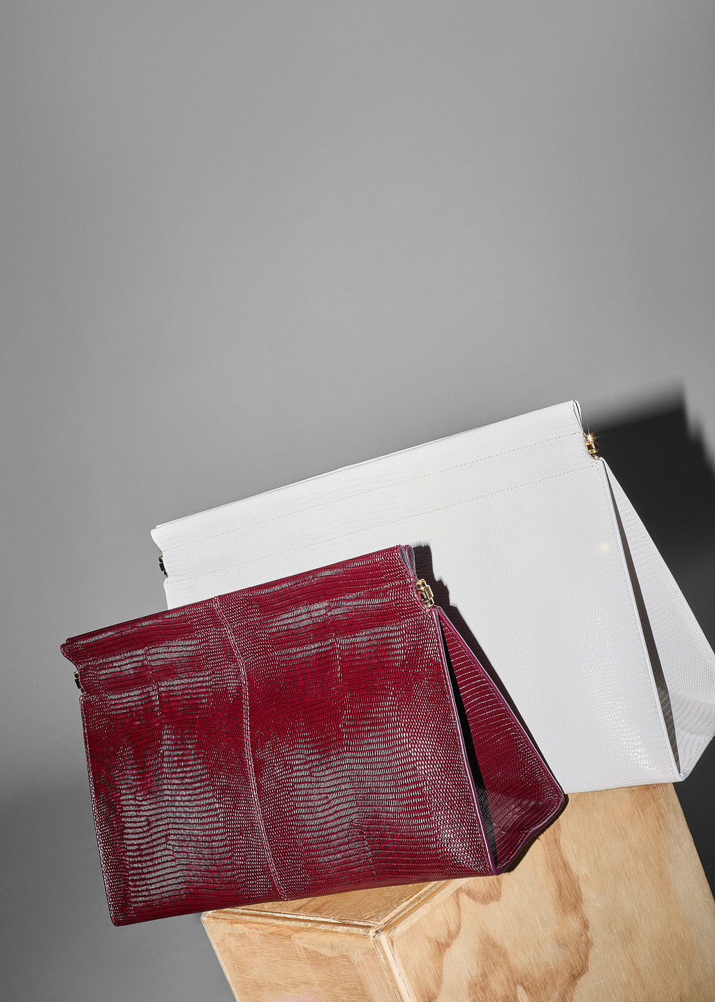 Medium Leather Clutch in Burgundy - Burgundy - CO