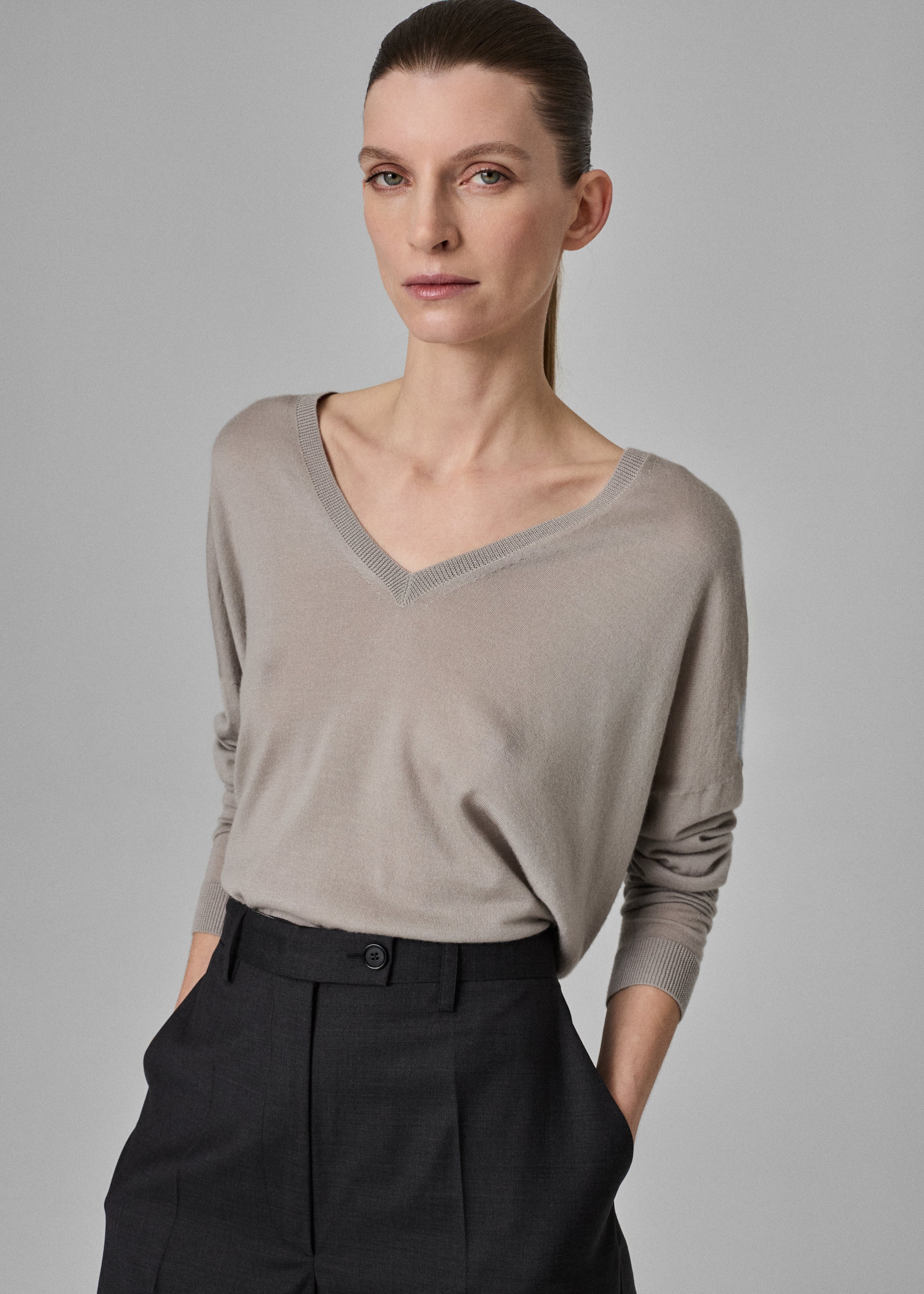 V-Neck Sweater in Fine Cashmere - Stone