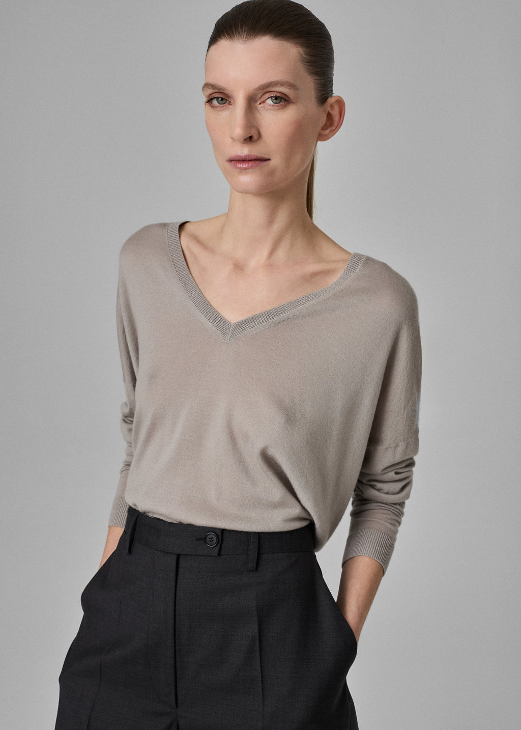 V-Neck Sweater in Fine Cashmere - Stone - CO