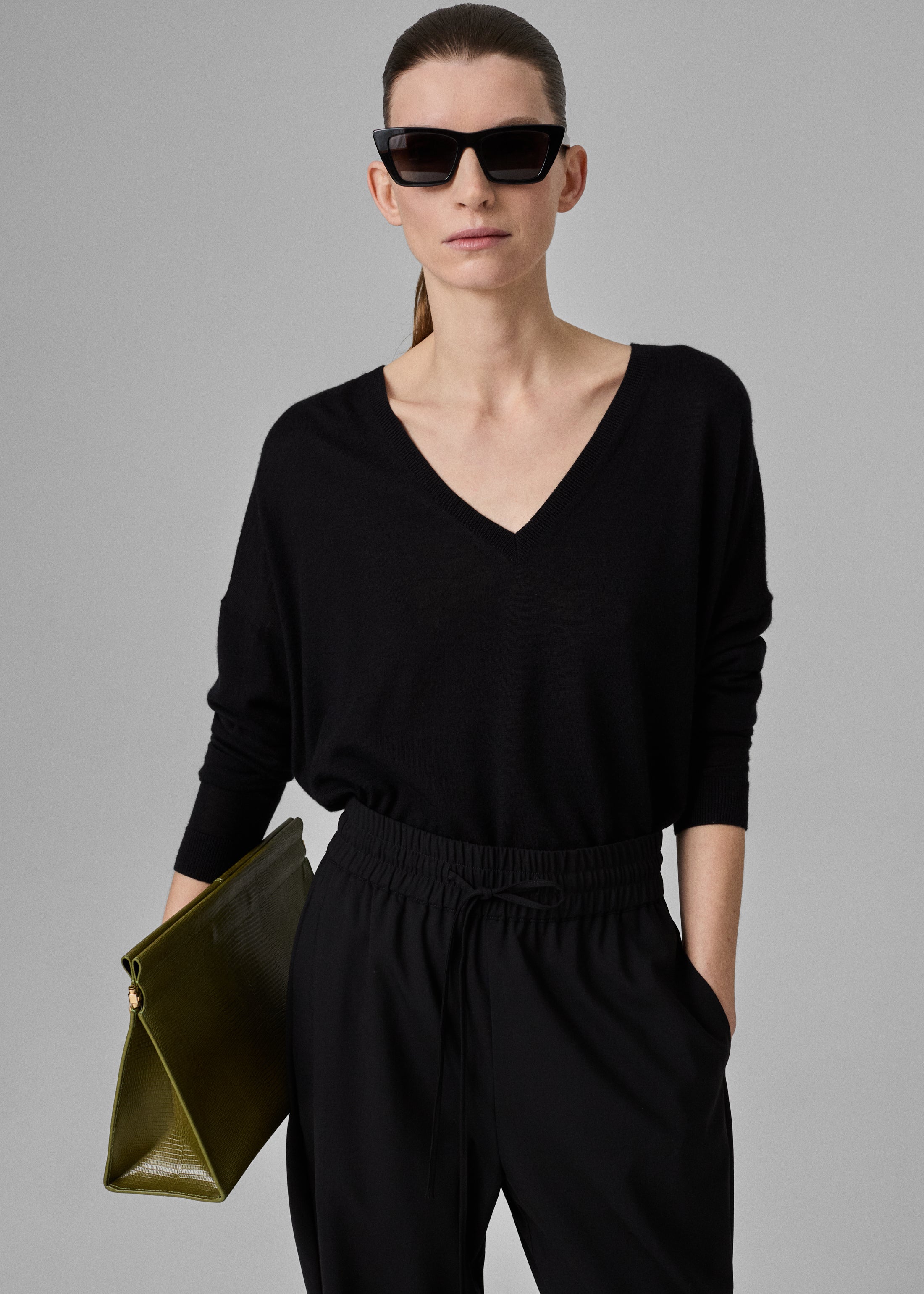 V-Neck Sweater in Fine Cashmere - Black