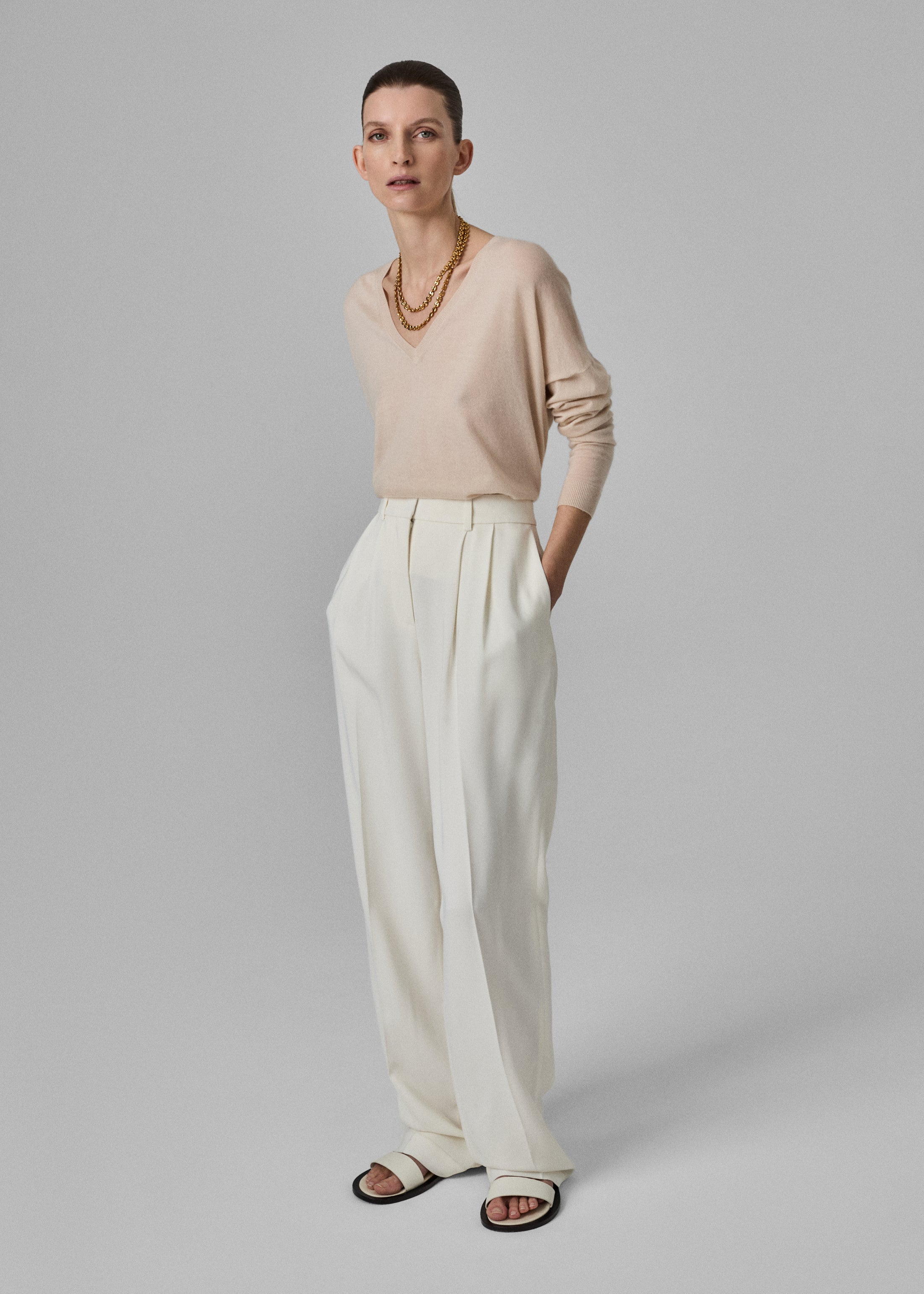 V-Neck Sweater in Fine Cashmere - Whisper Pink