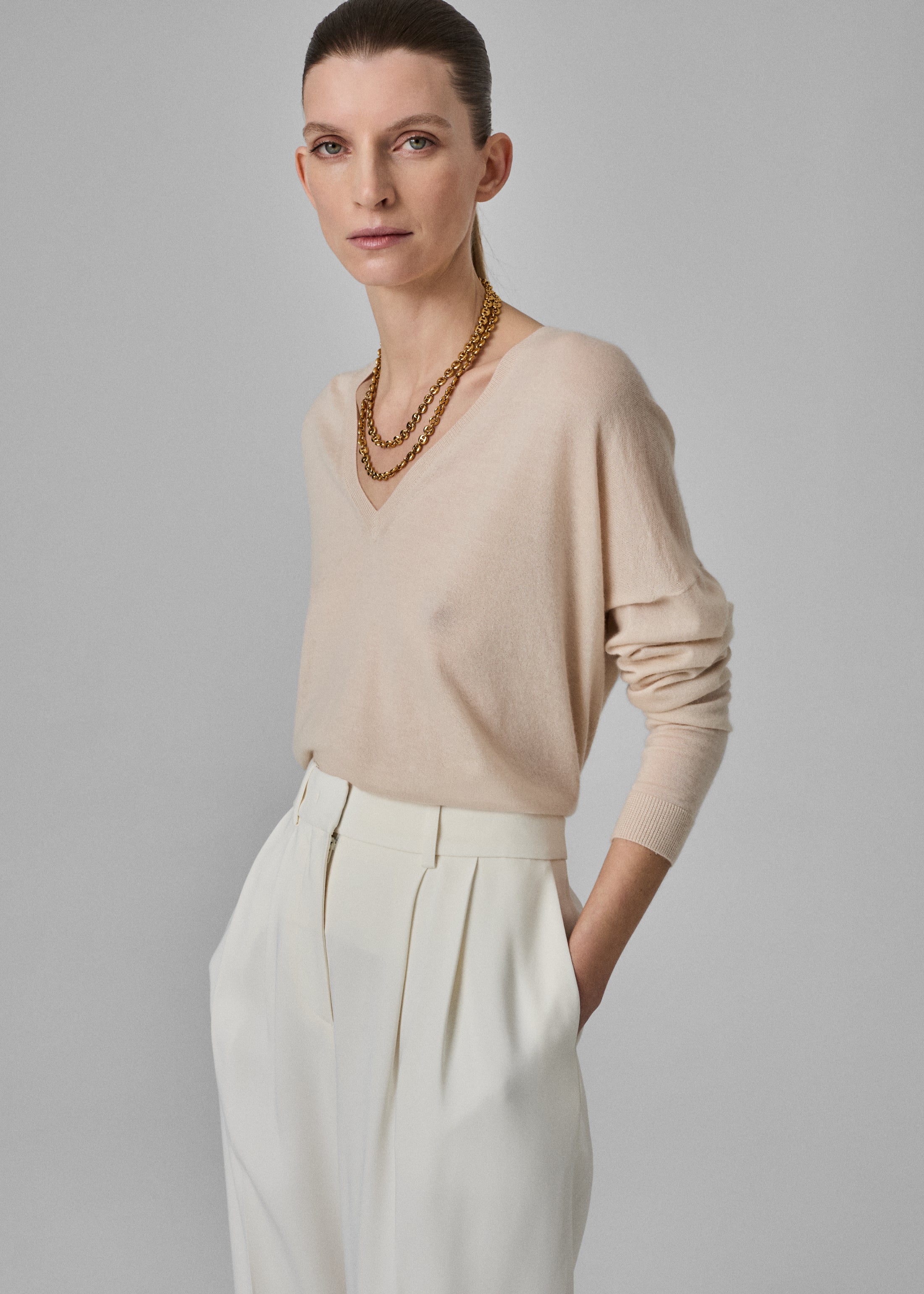 V-Neck Sweater in Fine Cashmere - Whisper Pink