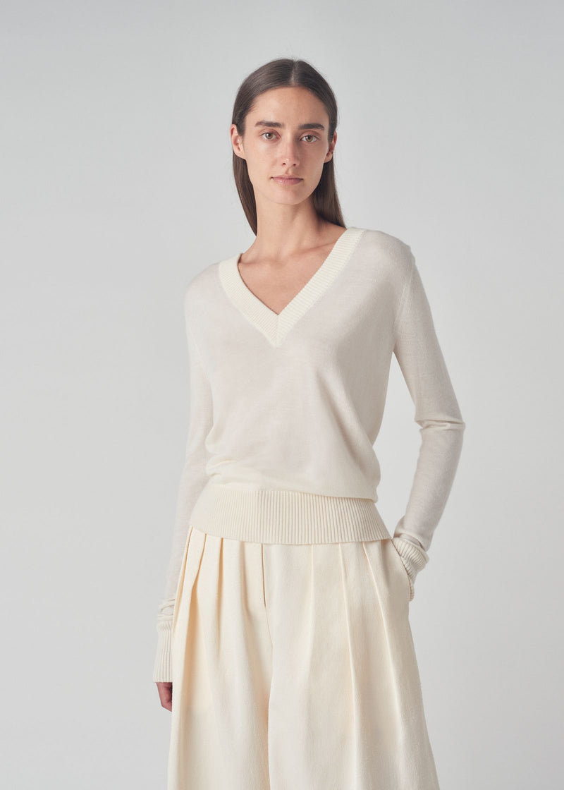 Low V-Neck Sweater in Fine Cashmere  - Ivory - CO