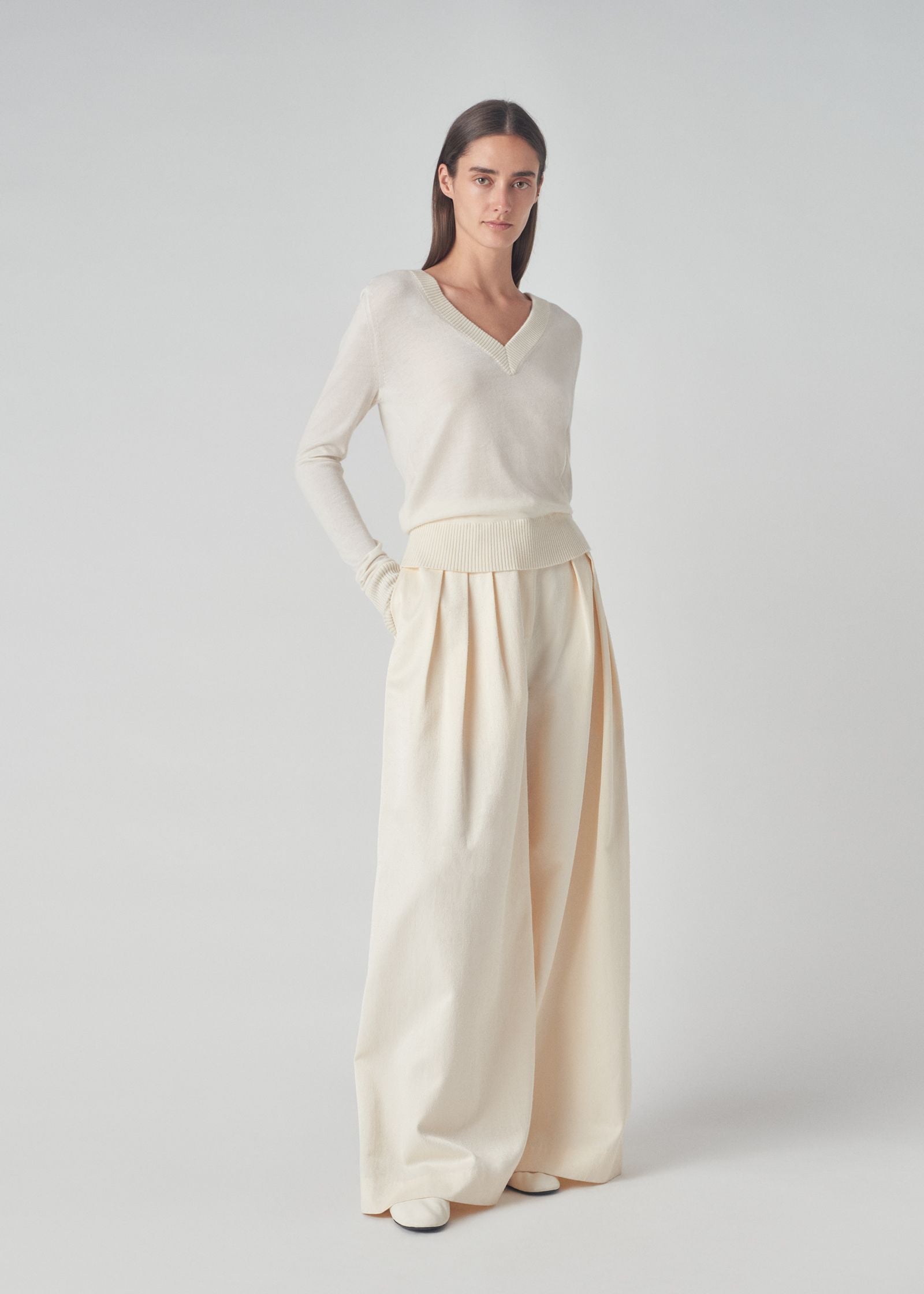 Low V-Neck Sweater in Fine Cashmere  - Ivory - CO Collections