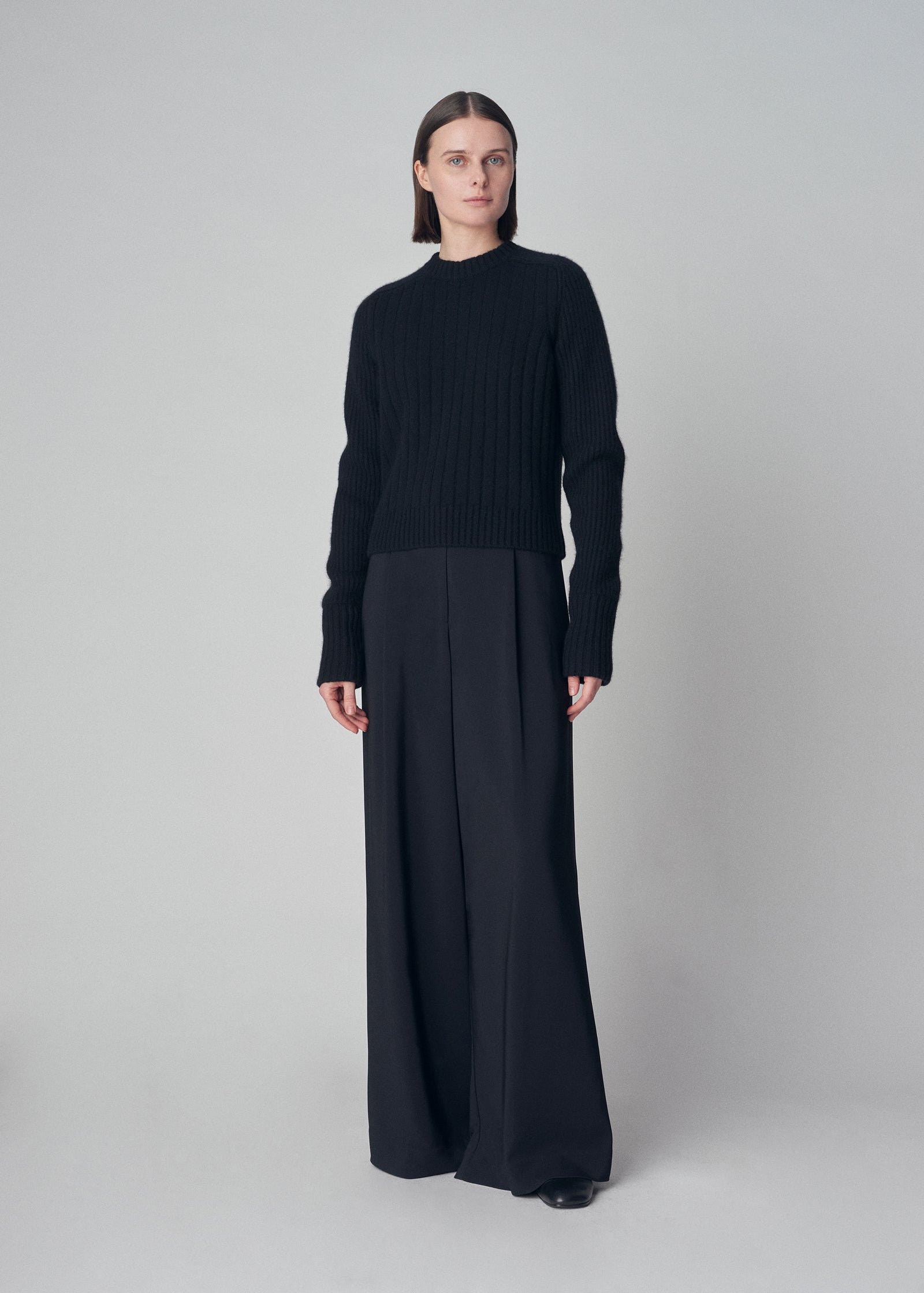 Crew Neck Sweater in Wool Cashmere  - Black - CO Collections