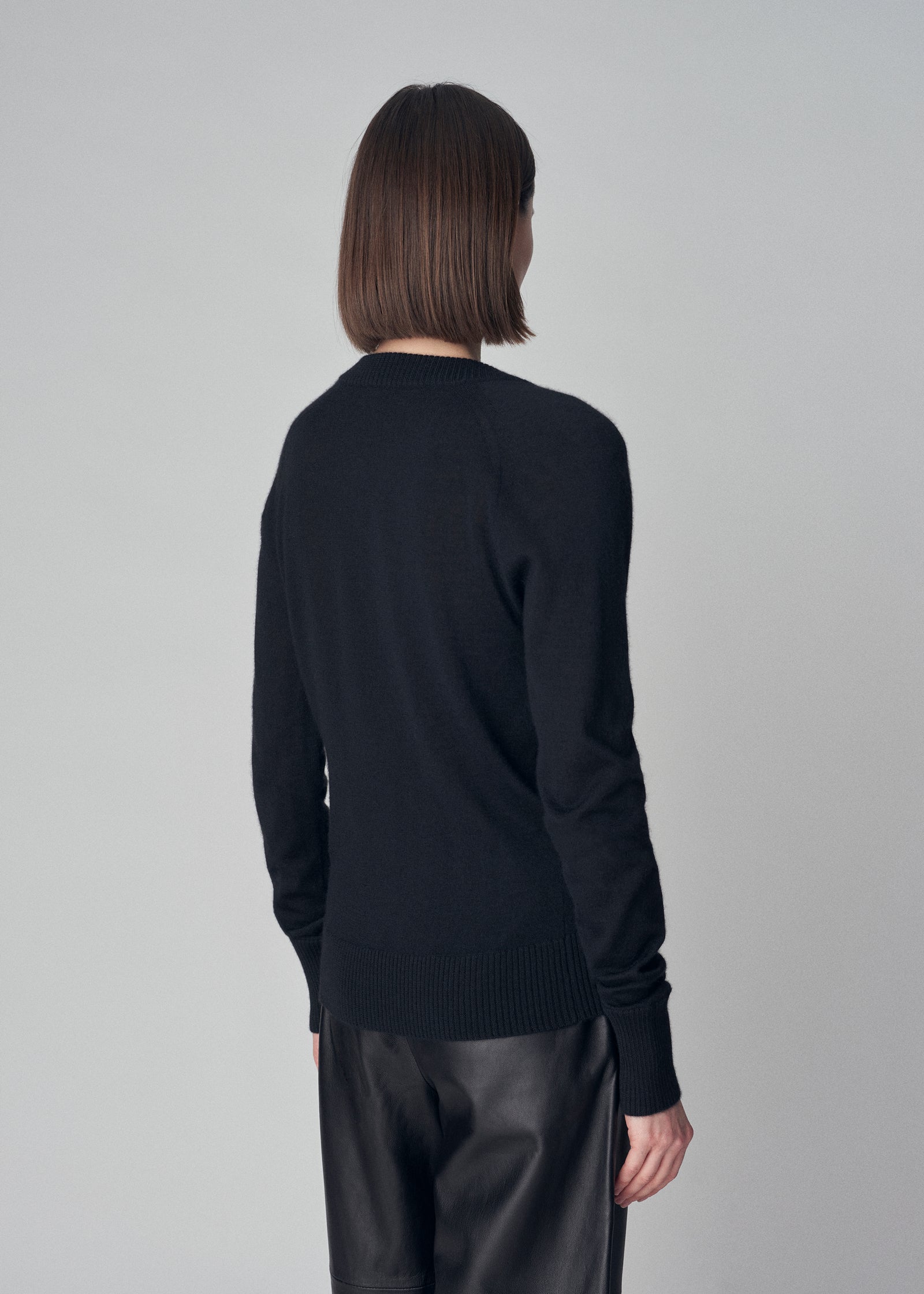 Low V-neck Sweater in Fine Cashmere  - Black - CO Collections