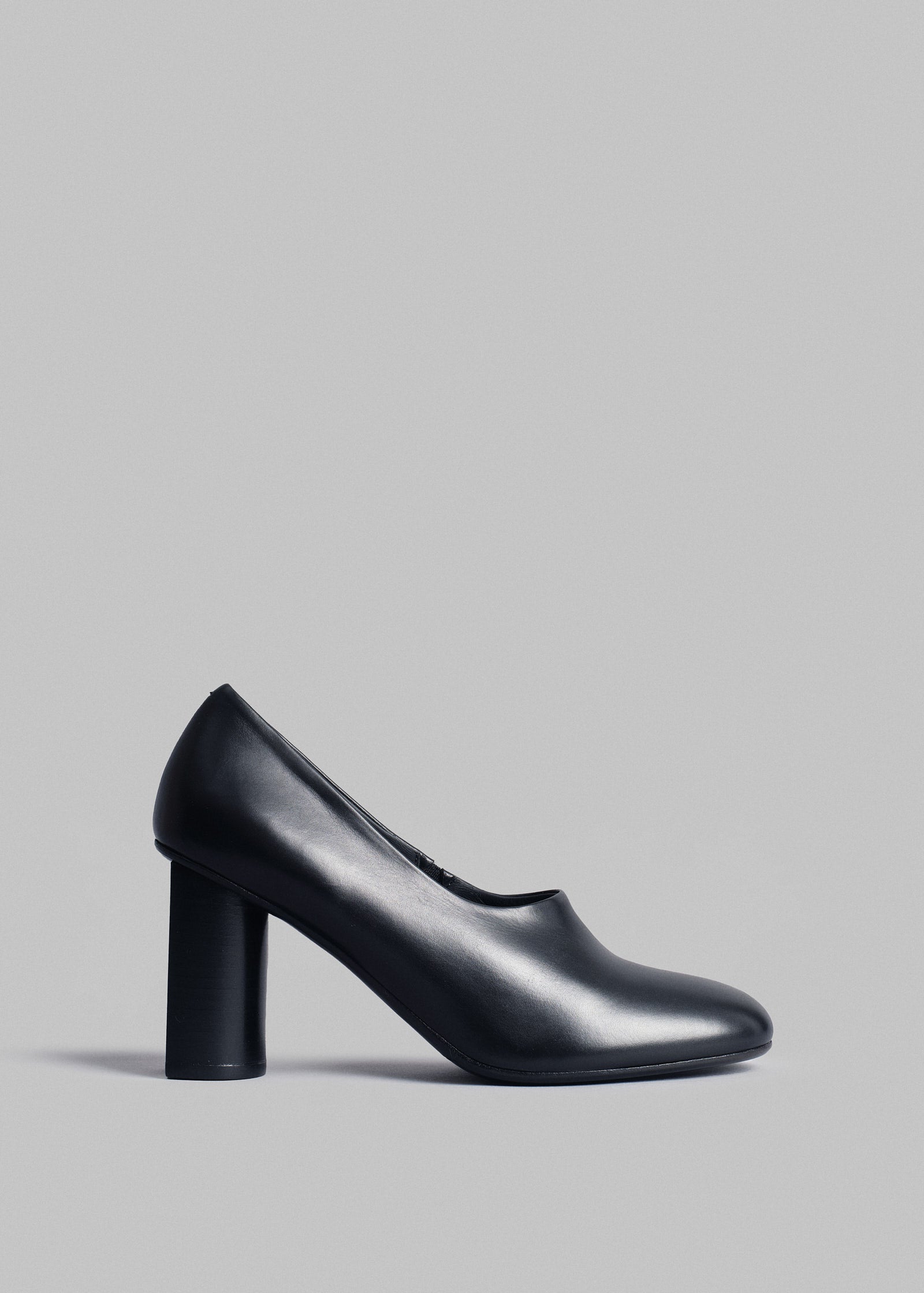 Round Toe Mid Heel Pump - Black