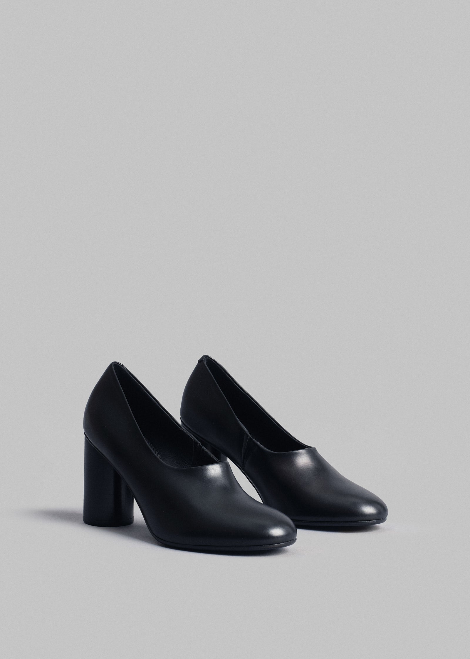 Round Toe Mid Heel Pump - Black