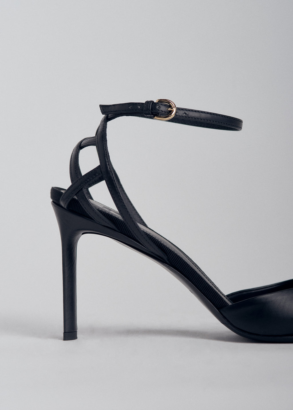 Round Toe Strappy Heel in Leather - Black - CO