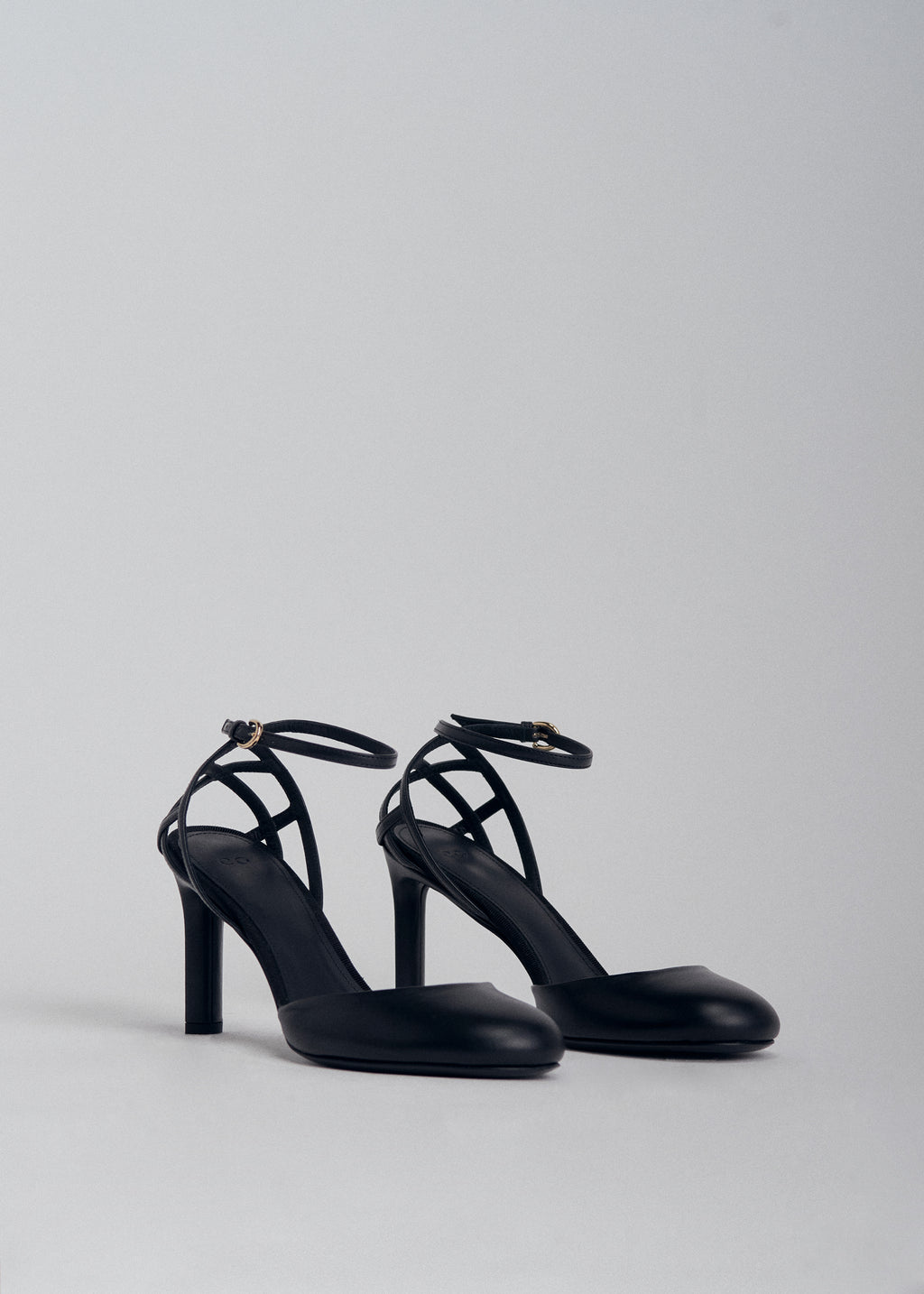 Round Toe Strappy Heel in Leather - Black - CO