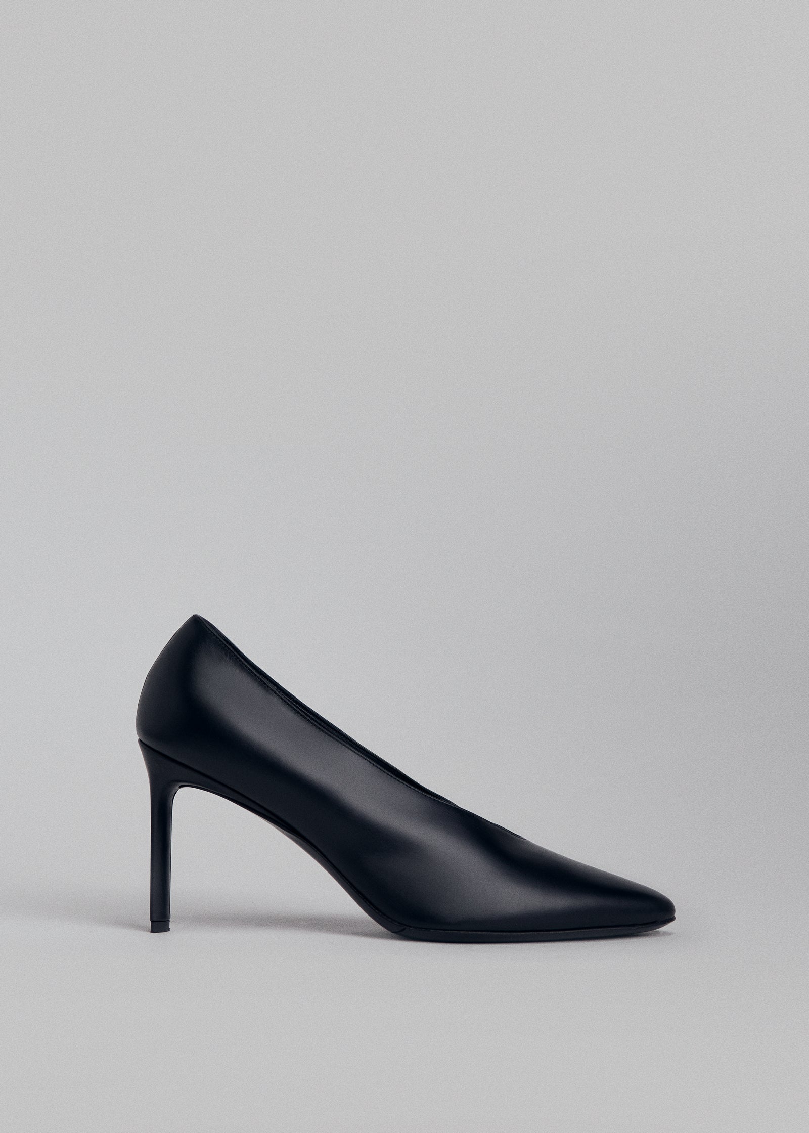 V Neck High Heel Pump in Smooth Leather - Black - CO Collections