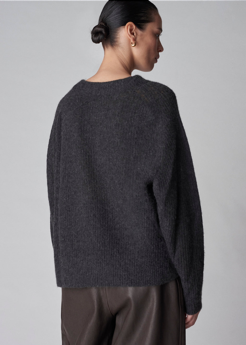 Loose Weave Raglan Crew in Cashmere Silk - Charcoal - CO