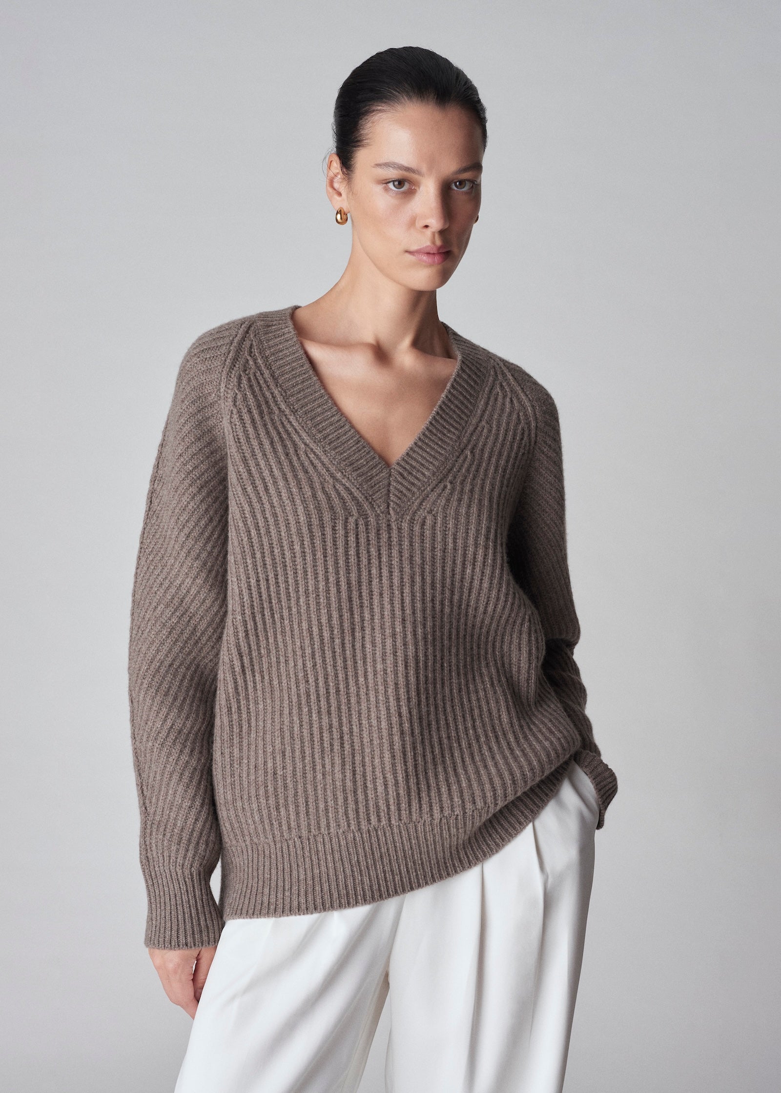 V-Neck Ribbed Sweater in Wool Cashmere - Taupe