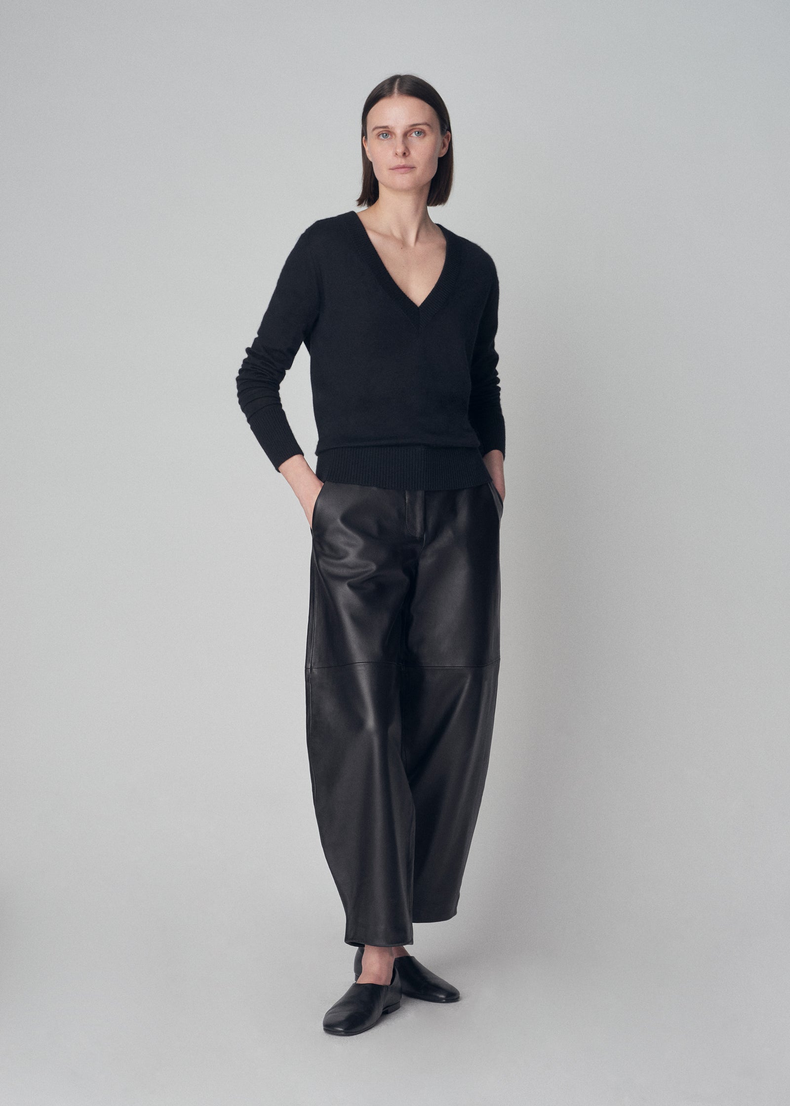 Low V-neck Sweater in Fine Cashmere  - Black - CO Collections