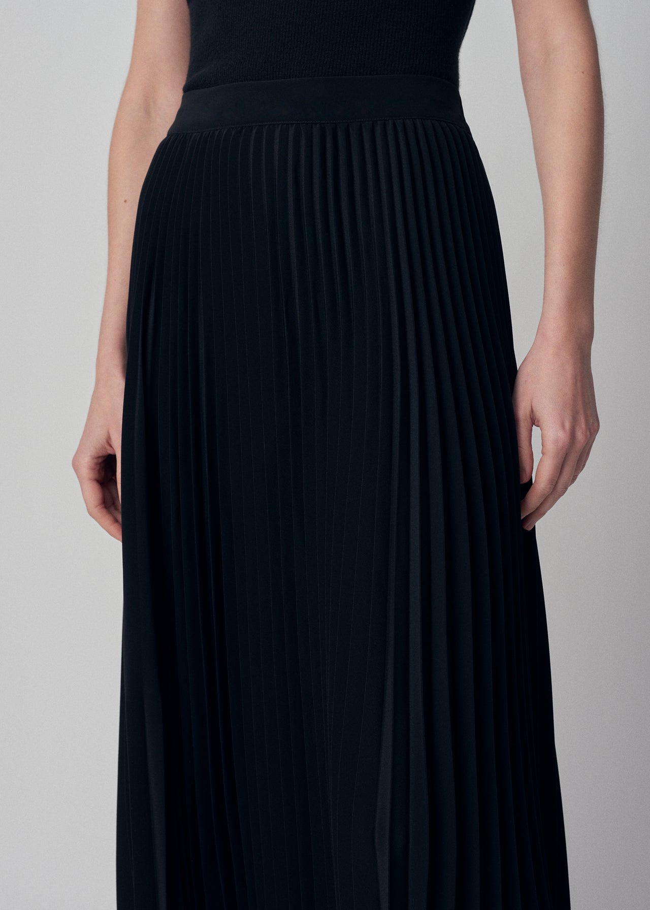 Pleated Elastic Waist Skirt in Stretch Crepe - Black - CO