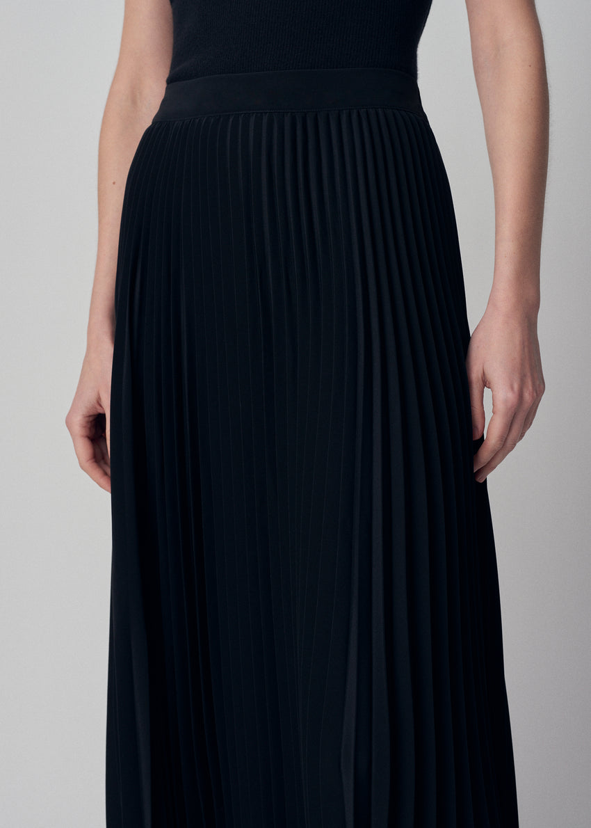 Pleated Elastic Waist Skirt in Stretch Crepe - Black | CO